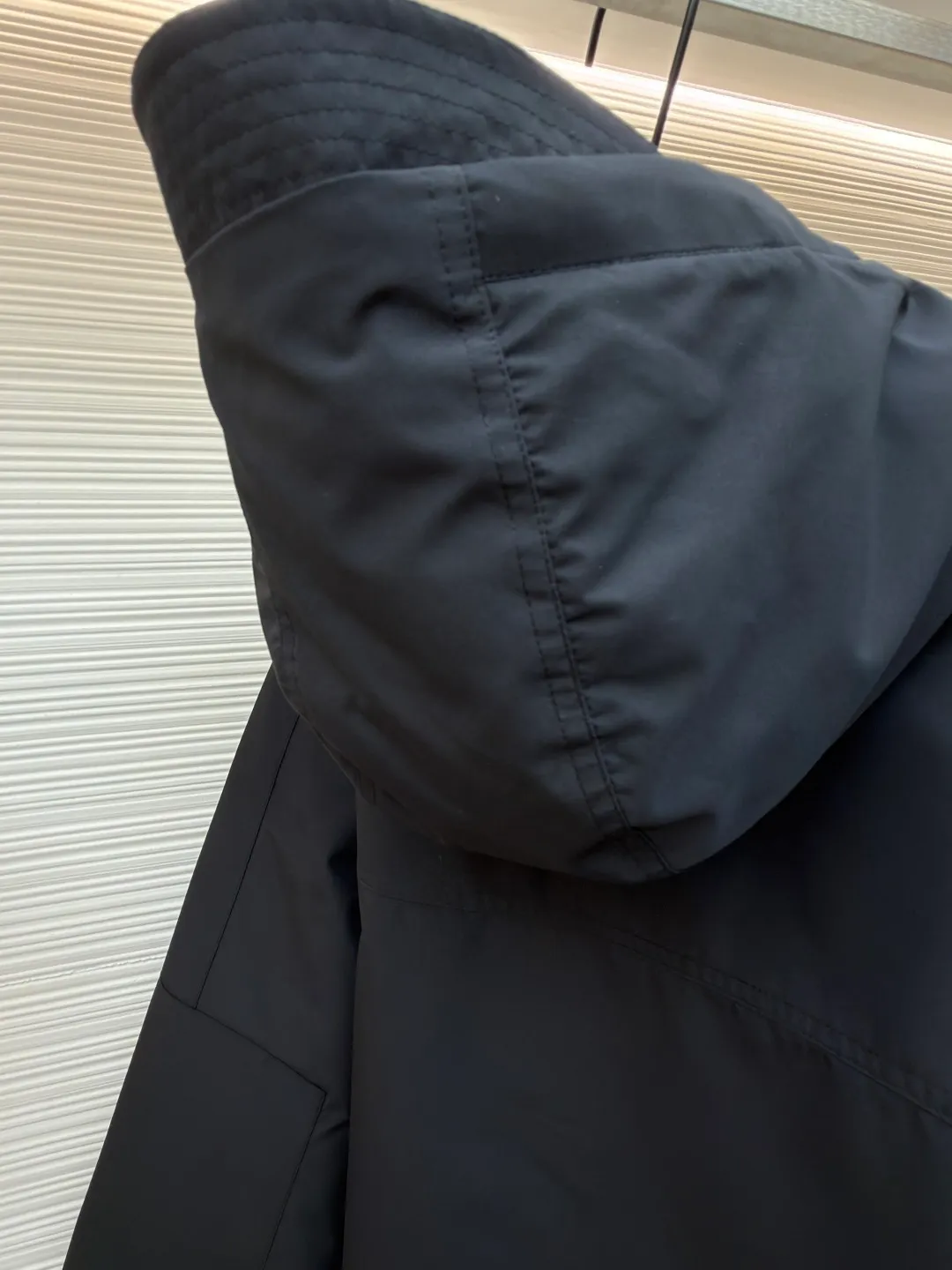 Ralph Lauren logo hooded down jacket ●Original version: purchased and developed by 2689 ●Item number: 1682203-D60 ●Fabric: white duck down fabric ●Technology: mechanical down filling ●Color: black ●Version: fitted version ●Weight: about 890 grams ●Size: S-M-L-XL ●Description: Made of 90 white duck down, with a weight of 220g, ensuring excellent thermal insulation performance. After strict screening and treatment, the velvet is not easily drilled, ensuring durability. The classic jacket has a slightly loose fit, with slightly dropped shoulder lines (shoulder width is 1-2cm wider than the standard fit). The length reaches the hips, and the sleeves are slightly tapered straight sleeves, taking into account freedom of movement and casual style. The adjustable Velcro on the cuffs allows you to freely adjust the tightness according to the thickness of your wrist and personal preferences, effectively preventing cold wind from intruding, and improving the warmth retention performance. In terms of storage, there are two zipper pockets on the front for you to store frequently used items, and the zipper design ensures that items are not easily lost. A built-in pocket on the left side of the chest provides a safe storage space for some small private items. The drawstring design at the hem allows you to adjust the shape of the jacket according to your body shape and dressing needs. Whether it is loose and casual or slim and neat, you can easily control it. The overall wiring is straight and delicate, the fabric is comfortable and soft, and the color is consistent without color difference. It can be matched with the same style to create a fashionable look and control various occasions. Customized accessories, complete with three standards, same style for men and women!